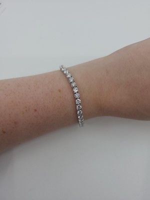 Lot 326 - A DIAMOND LINE BRACELET, the round brilliant...