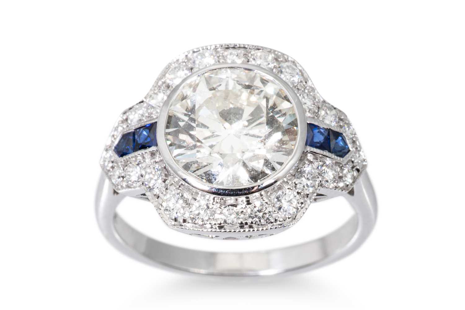 Lot 353 - AN IMPRESSIVE DIAMOND SET SOLITAIRE RING, with...