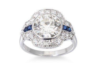 Lot 353 - AN IMPRESSIVE DIAMOND SET SOLITAIRE RING, with...