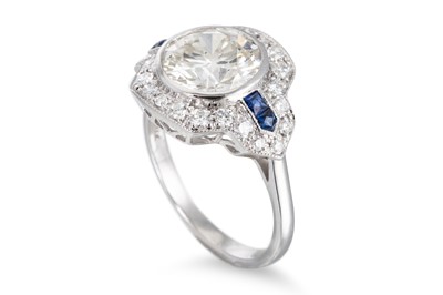 Lot 353 - AN IMPRESSIVE DIAMOND SET SOLITAIRE RING, with...