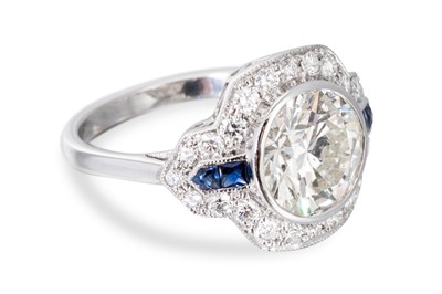 Lot 353 - AN IMPRESSIVE DIAMOND SET SOLITAIRE RING, with...