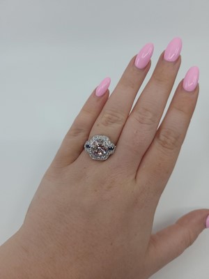 Lot 353 - AN IMPRESSIVE DIAMOND SET SOLITAIRE RING, with...