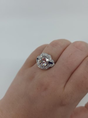 Lot 353 - AN IMPRESSIVE DIAMOND SET SOLITAIRE RING, with...