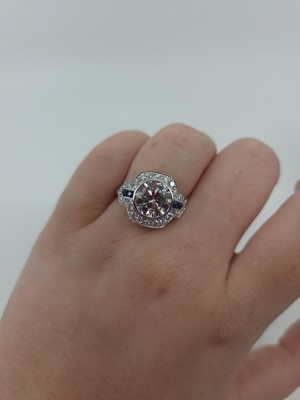 Lot 353 - AN IMPRESSIVE DIAMOND SET SOLITAIRE RING, with...