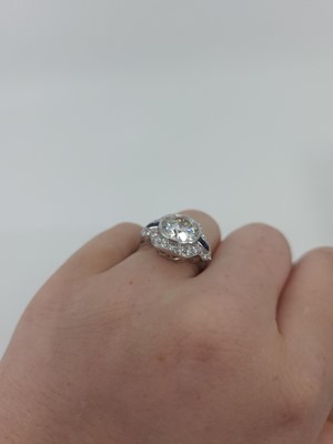 Lot 353 - AN IMPRESSIVE DIAMOND SET SOLITAIRE RING, with...