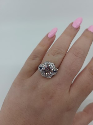 Lot 353 - AN IMPRESSIVE DIAMOND SET SOLITAIRE RING, with...