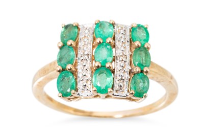 Lot 14 - A DIAMOND AND EMERALD CLUSTER RING, the three...