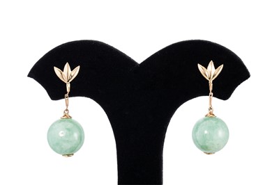 Lot 16 - A PAIR OF JADE DROP EARRINGS, the jade of...