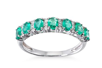 Lot 19 - A DIAMOND AND EMERALD HALF ETERNITY RING, the...