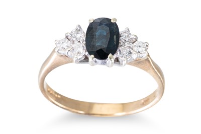 Lot 34 - A DIAMOND AND SAPPHIRE CLUSTER RING, the oval...