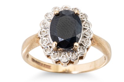 Lot 36 - A DIAMOND AND SAPPHIRE CLUSTER RING, the oval...