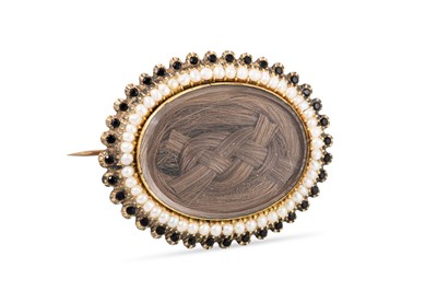 Lot 138 - A VICTORIAN MOURNING BROOCH, seed pearl...