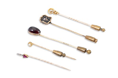 Lot 140 - A VINTAGE DIAMOND AND SYNTHETIC RUBY STICK PIN,...