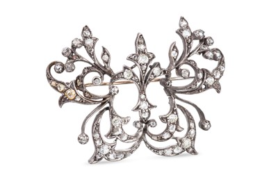 Lot 155 - AN ANTIQUE EDWARDIAN DIAMOND SET BROOCH, the...