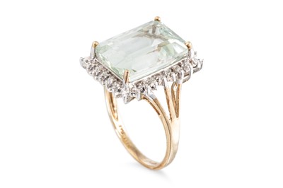 Lot 157 - A GREEN QUARTZ SET CLUSTER RING, the...