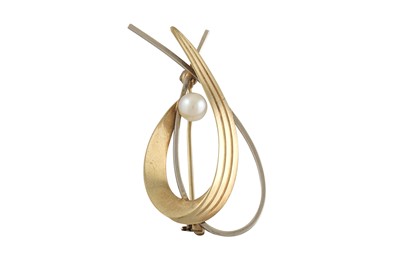 Lot 82 - A CULTURED PEARL BROOCH, of shaped form, in...