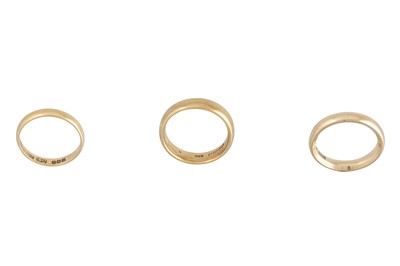 Lot 83 - TWO VINTAGE 18CT YELLOW GOLD BAND RINGS (7.9...