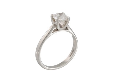 Lot 106 - A DIAMOND SOLITAIRE RING, the round brilliant...