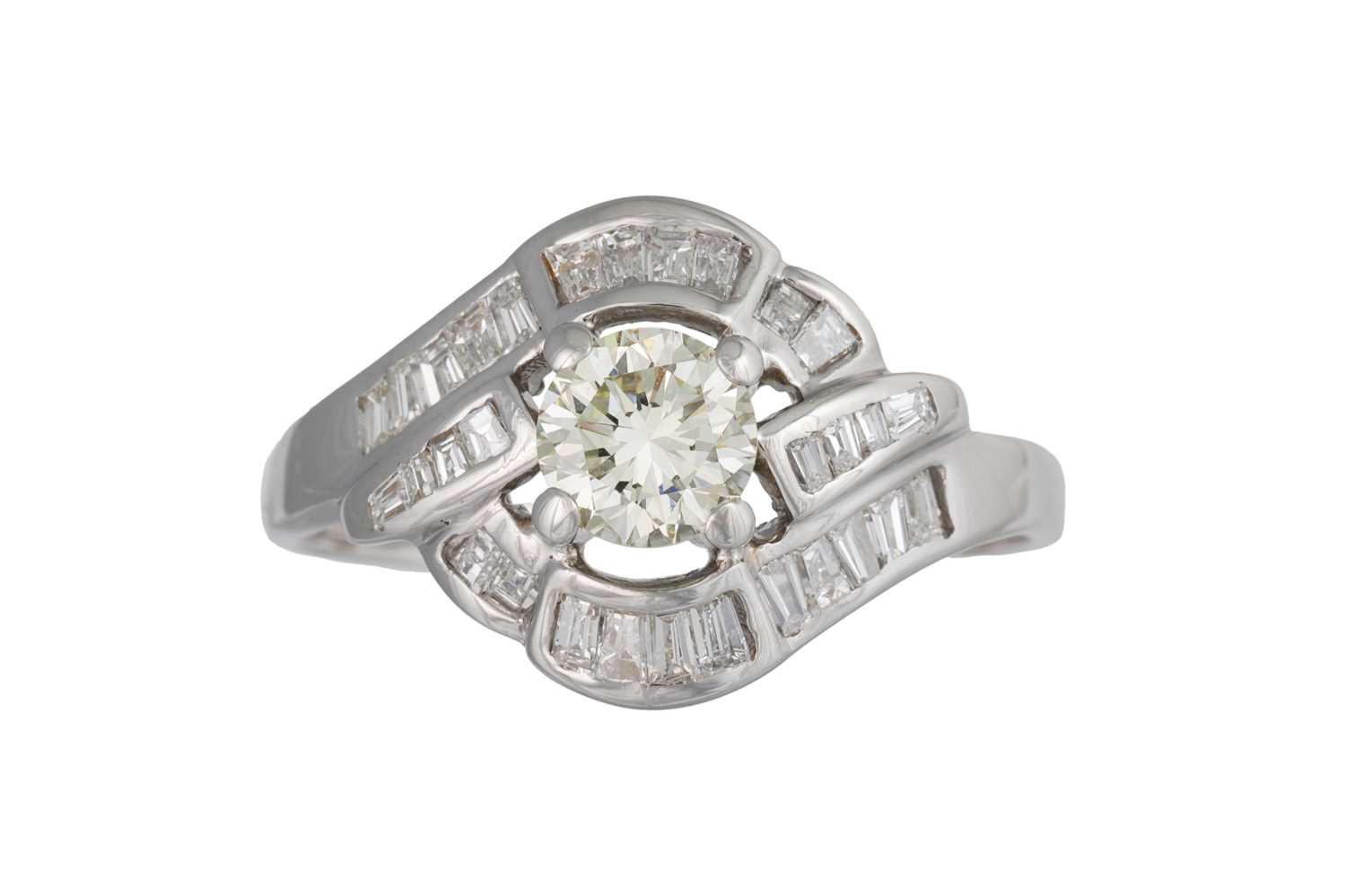 Lot 105 - A DIAMOND CLUSTER RING, the centre brilliant...