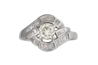 Lot 159 - A DIAMOND CLUSTER RING, the centre brilliant...