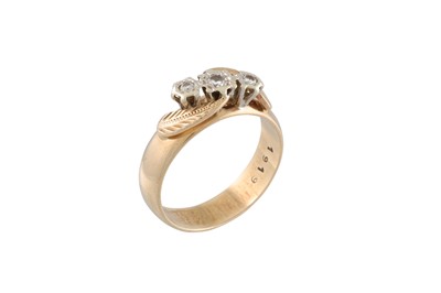 Lot 39 - A VINTAGE THREE STONE DIAMOND RING, illusion...