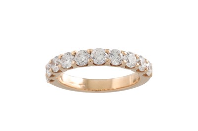 Lot 173 - A DIAMOND HALF ETERNITY RING, the ten...
