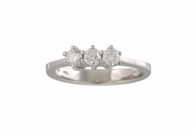 Lot 176 - A THREE STONE DIAMOND RING, the brilliant cut...