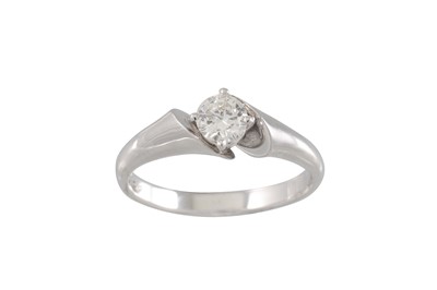 Lot 184 - A DIAMOND SOLITAIRE RING, the round brilliant...