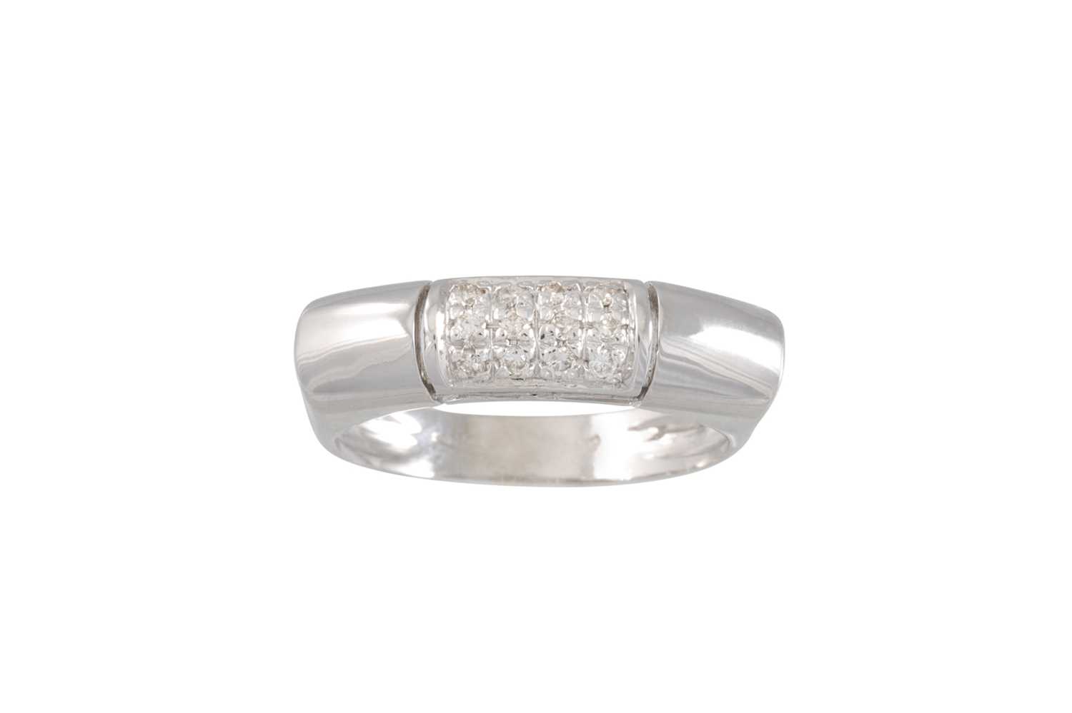 Lot 189 - A PAVE DIAMOND SET RING, the shaped band pavé...