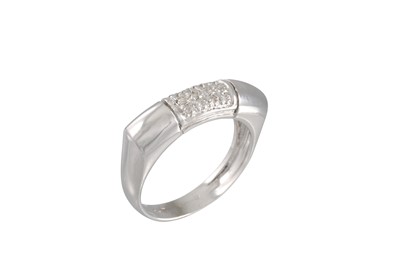 Lot 189 - A PAVE DIAMOND SET RING, the shaped band pavé...