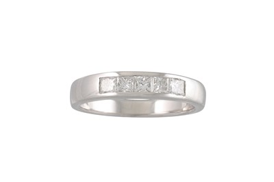 Lot 190 - A FIVE STONE DIAMOND RING, the princess cut...