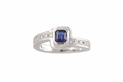 Lot 191 - A DIAMOND AND SAPPHIRE RING, the princess...