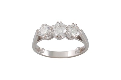 Lot 101 - A THREE STONE DIAMOND RING, the brilliant cut...