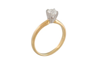 Lot 158 - A DIAMOND SOLITAIRE RING, the round brilliant...