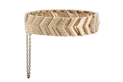 Lot 153 - A 9CT YELLOW GOLD CHEVRON LINK WIDE BRACELET,...