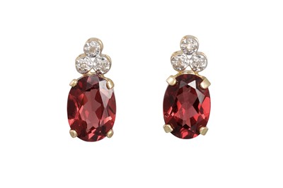 Lot 156 - A PAIR OF 14CT YELLOW GOLD GARNET SET EARRINGS,...
