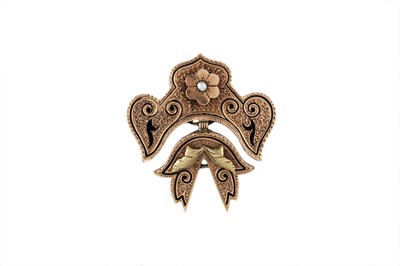 Lot 5 - AN ANTIQUE GOLD BROOCH, enamel and pearls...