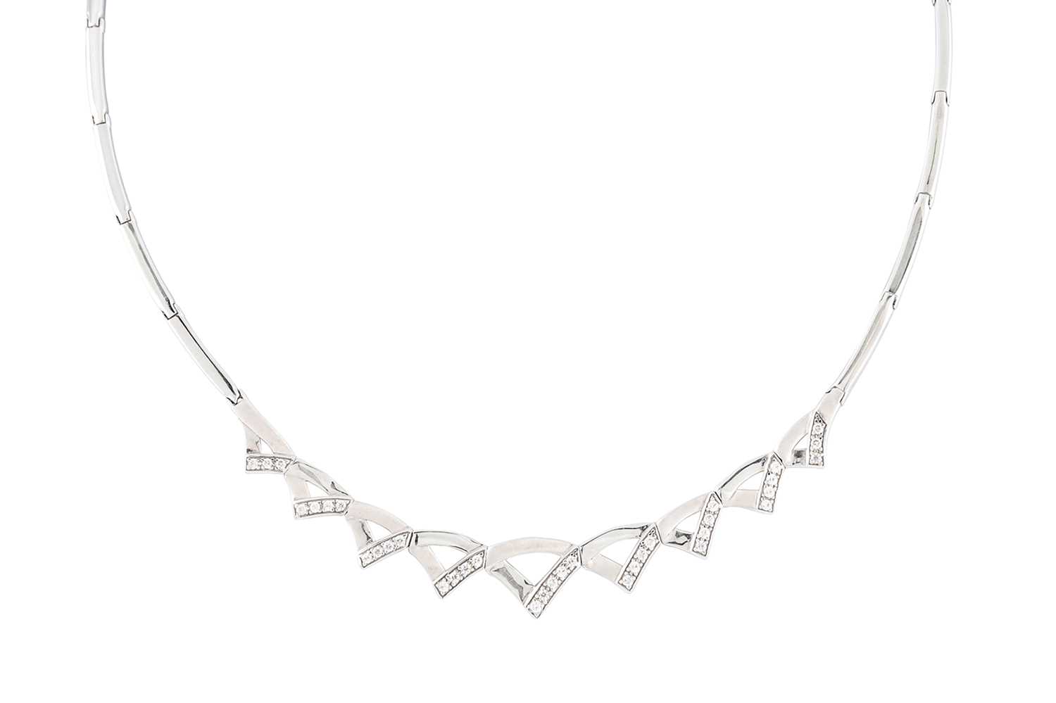 Lot 46 - A COLLAR NECKLACE, in white gold, V shaped...