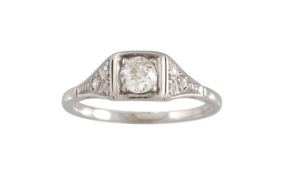 Lot 29 - AN ANTIQUE DIAMOND SOLITAIRE RING, the old cut...