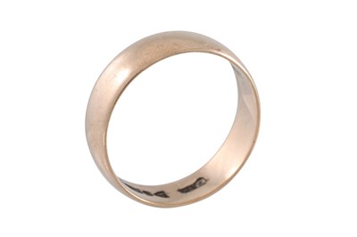 Lot 52 - A RED GOLD ANTIQUE WEDDING BAND, Chester 1917....