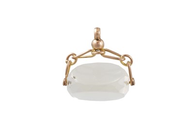 Lot 57 - AN ANTIQUE GOLD SWIVEL SEAL, set with a quartz...