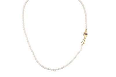 Lot 73 - A CULTURED PEARL NECKLACE, to an 18ct sapphire...