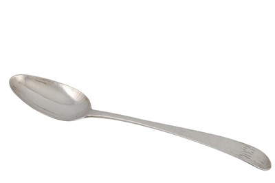 Lot 524 - A GEORGIAN IRISH SILVER TAPER HANDLE SERVING...