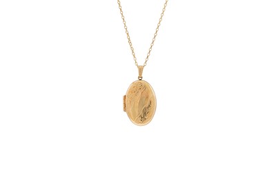 Lot 199 - A 9CT YELLOW GOLD OVAL PHOTO LOCKET, to a 9ct...