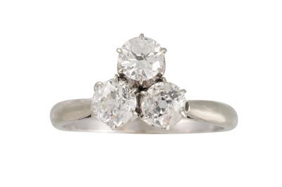Lot 374 - A VINTAGE DIAMOND THREE STONE CLUSTER RING,...