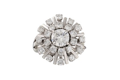 Lot 376 - A DIAMOND CLUSTER RING, set with brilliant cut...