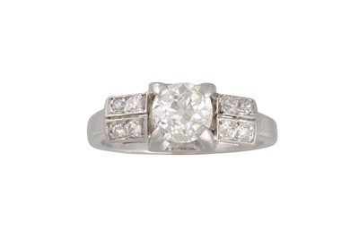 Lot 377 - A VINTAGE DIAMOND SOLITAIRE RING, stepped...
