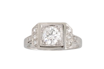 Lot 358 - AN ART DECO DIAMOND RING, the circular square...