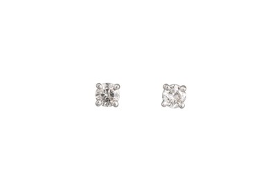 Lot 123 - A PAIR OF DIAMOND STUD EARRINGS, the brilliant...