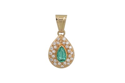 Lot 131 - A DIAMOND AND EMERALD CLUSTER PENDANT, the...